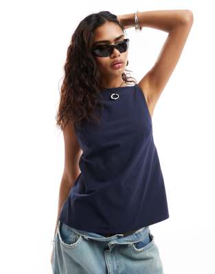 Weekday - Fleur - Hochgeschlossenes Camisole in Marineblau mit freiem Rücken