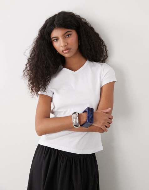 Weekday – Fleur – Slim-Fit-T-Shirt in Weiß mit V-Ausschnitt - view 1