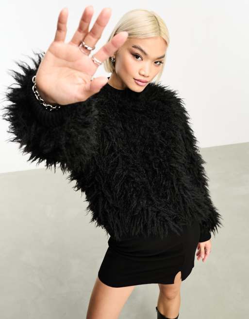 Sweatshirt with cheap fur on sleeves