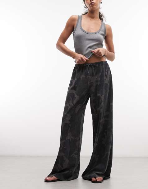 Weekday - Gedrapeerde broek met wijde pijpen en camouflageprint - view 1