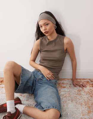 Weekday - Geripptes Tanktop in dunklem Maulwurfbraun