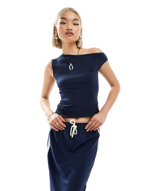 Weekday – Hedda – Granatowy asymetryczny top
