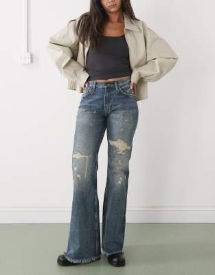 Weekday - Helix - Lockere, ausgestellte Jeans mit niedrigem Bund, Used-Optik und streifiger Waschung in Blau