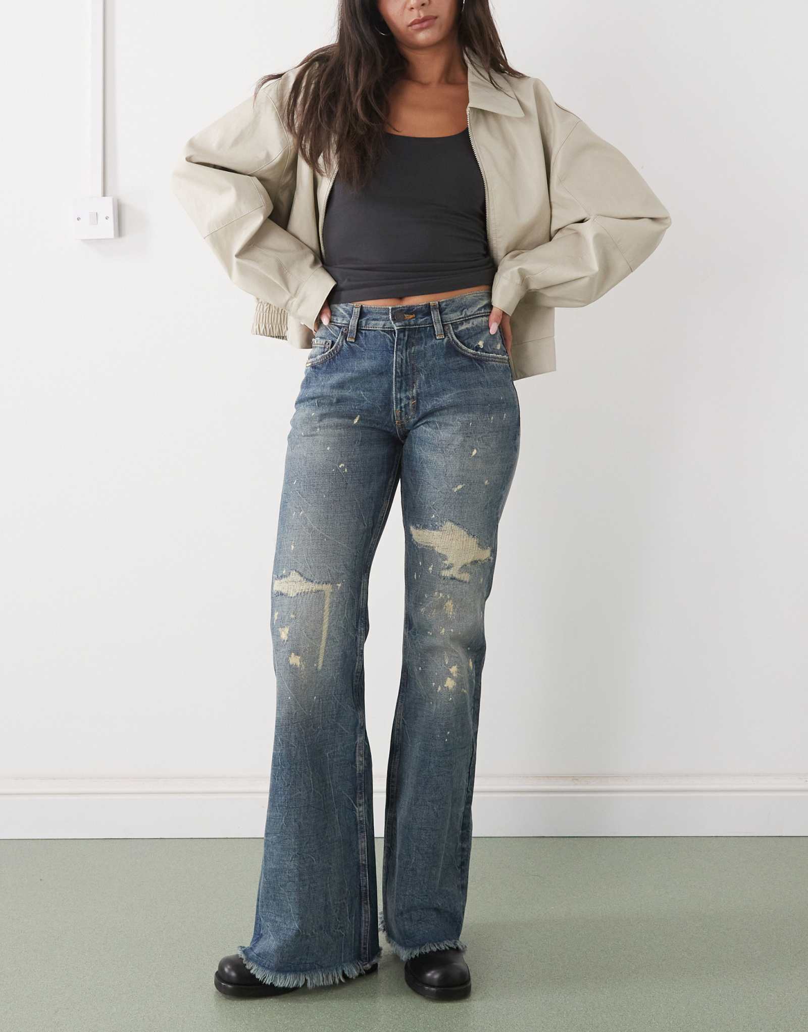 Джинсы свободного кроя с заниженной талией Weekday Helix и расклешенными штанинами с потертыми деталями в полоску синего цвета