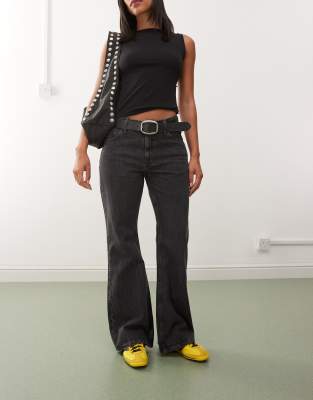 Weekday - Helix - Weite Schlagjeans in schwarzer Used-Waschung mit niedrigem Bund