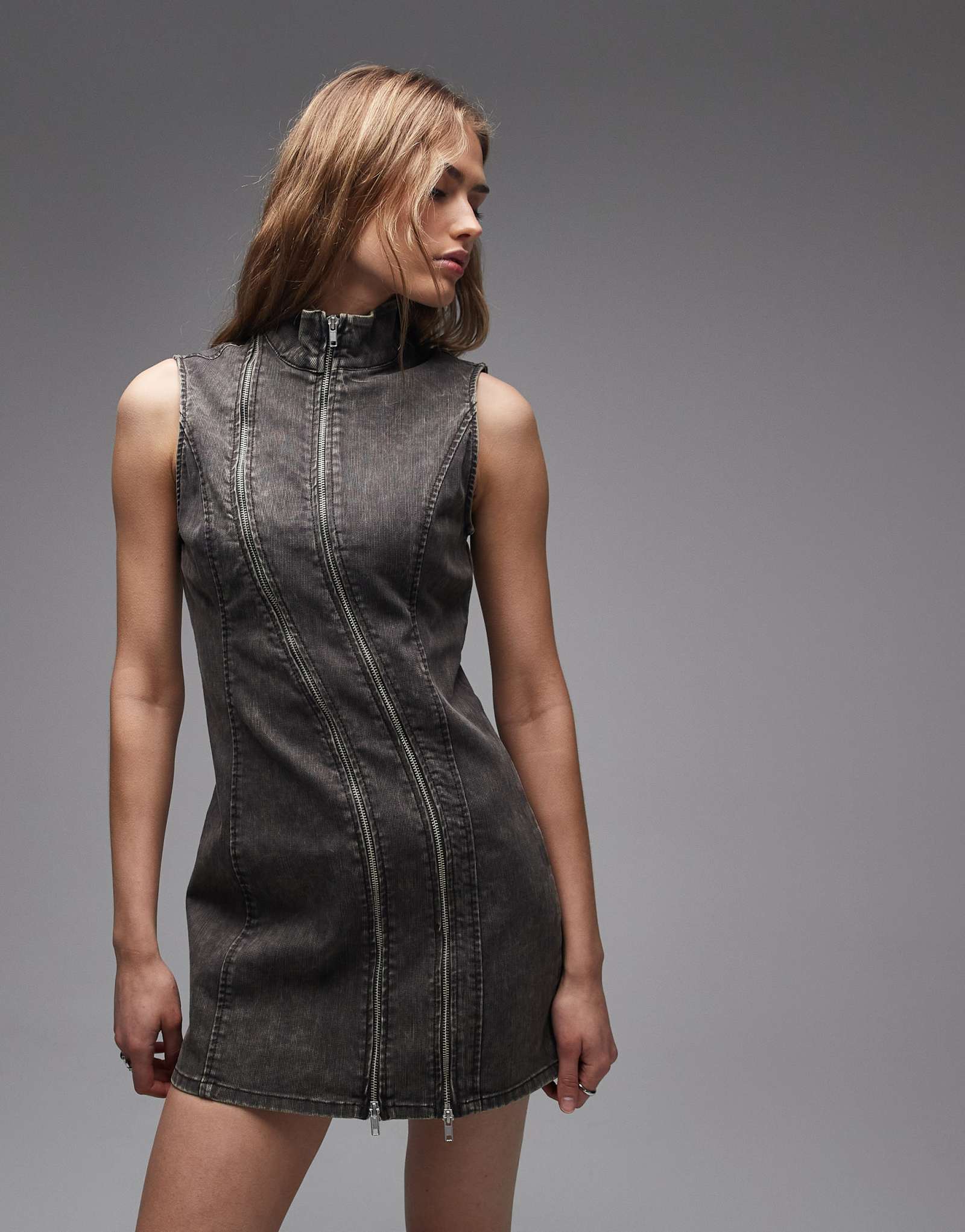 Повседневное мини-платье с высоким воротом и застежкой-молнией стираного серого цвета