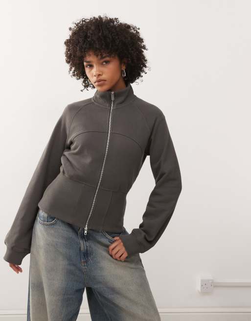 Weekday – Hochgeschlossene Sweatjacke in Dunkelgrau mit Reißverschluss und betonter Taille, 2 von 4