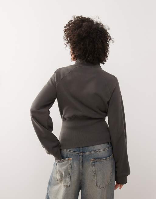 Weekday – Hochgeschlossene Sweatjacke in Dunkelgrau mit Reißverschluss und betonter Taille, 4 von 4