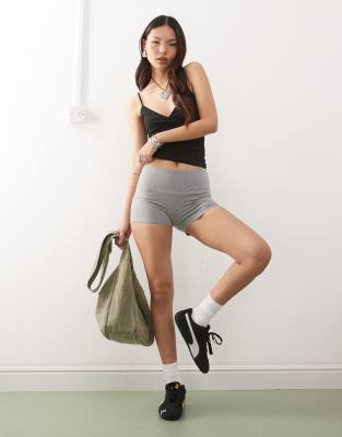 Weekday - Hot Pants aus Jersey in meliertem Grau