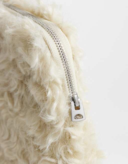 Weekday housse pour ordinateur portable en faux-fur crème, 2 de 3