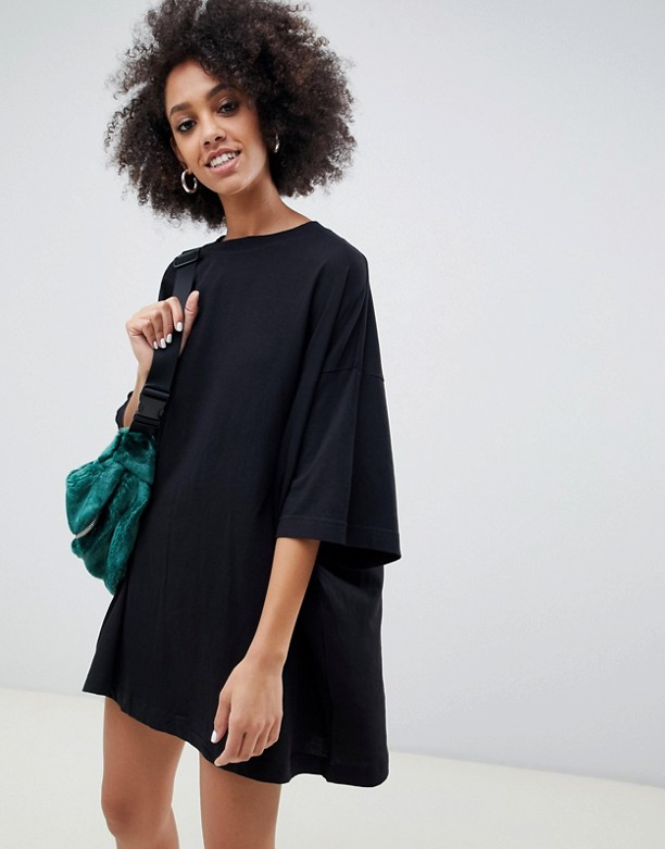  Sprzedaż Weekday – Huge – Czarna sukienka T-shirtowa z organicznej bawełny Czarny