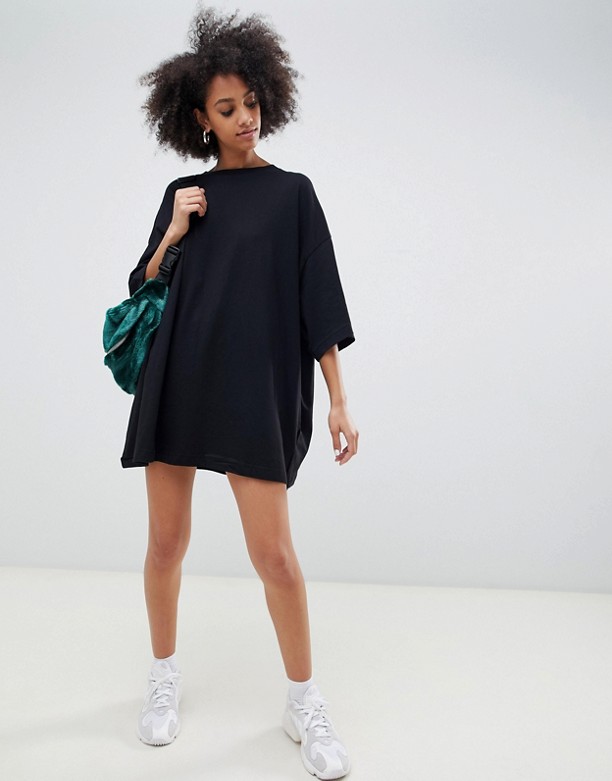 Sprzedaż Weekday – Huge – Czarna sukienka T-shirtowa z organicznej bawełny Czarny