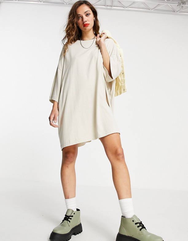  Dostawca Weekday – Huge – Sukienka T-shirtowa z bawełny organicznej w kolorze taupe Beżowy