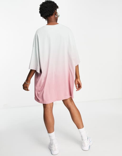 Weekday – Huge – T-Shirt-Kleid aus Baumwolle in Rosa mit Batikmuster – PINK, 3 von 4