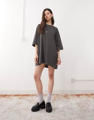 Weekday - Huge - T-Shirt-Minikleid in Anthrazit, exklusiv bei ASOS-Grau