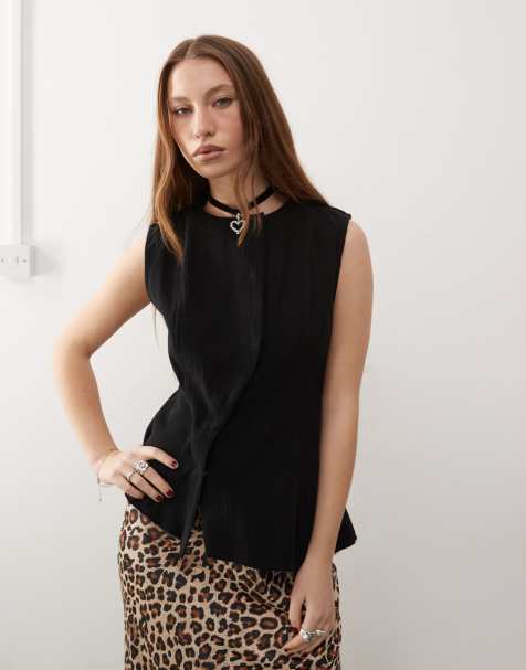 Weekday – Ibis – Svart asymmetrisk topp i peplum-modell med dolda knappar - view 1
