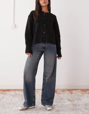 Weekday - Imoo - Jeans in Waschung in verblichenem Blau mit niedrigem Bund und weitem Bein