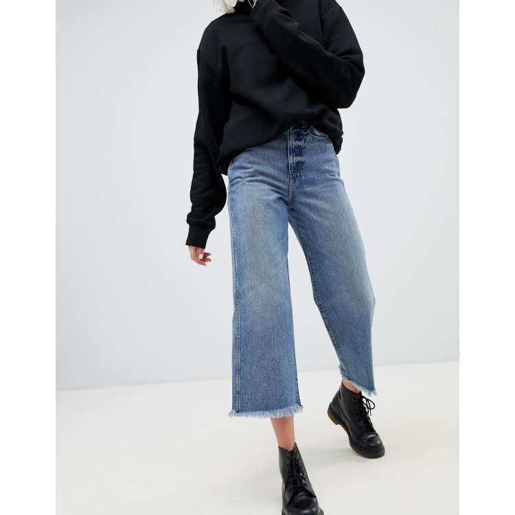 Weekday Jeans tagliati con fondo ampio con orlo grezzo