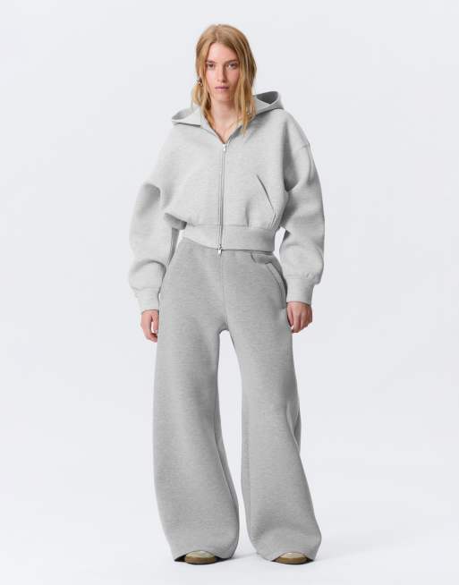 Weekday – Jogginghose aus neoprenartigem Material in meliertem Grau mit weitem Bein