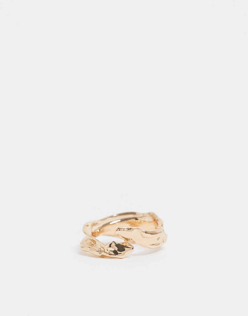 Weekday – Josefin – Guldfärgad skulpterad ring