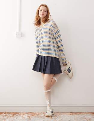 Weekday - Kai - Pull col V - Bleu et blanc cassé rayé