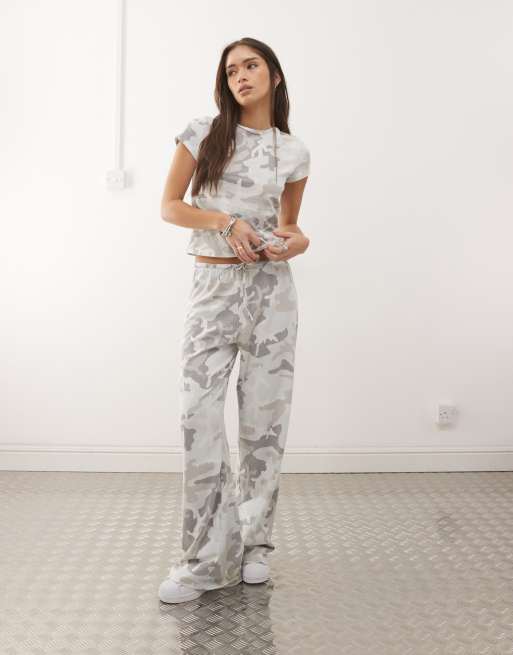 Weekday – Kamouflagemönstrad, figurnära t-shirt, del av set, 3 av 4