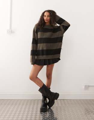 Weekday - Kastiger Pullover im Used-Look mit Streifen in dunklem Maulwurfbraun und Schwarz mit Fransen an den Ärmeln