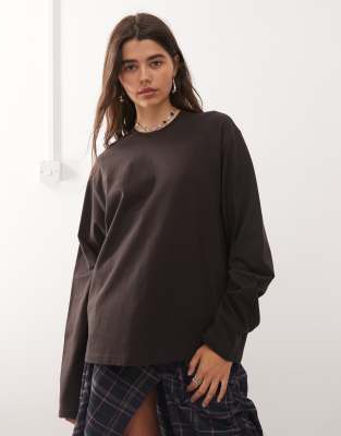 Weekday - Kastiges, langärmliges Oversize-T-Shirt in Dunkelbraun-Brown