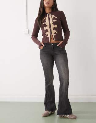 Weekday - Katsumi - Ausgestellte Jeans in verwaschenem Schwarz mit niedrigem Bund