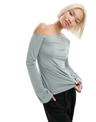 Weekday - Kiara - Oberteil in Grau mit langem One-Shoulder-Ärmel