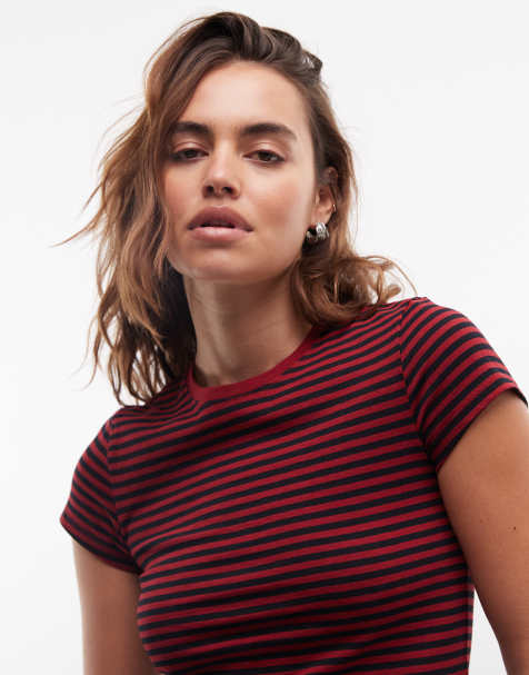 Weekday – Knapp geschnittenes T-Shirt im Stil der 90er in Schwarz und Kirschrot gestreift - view 1