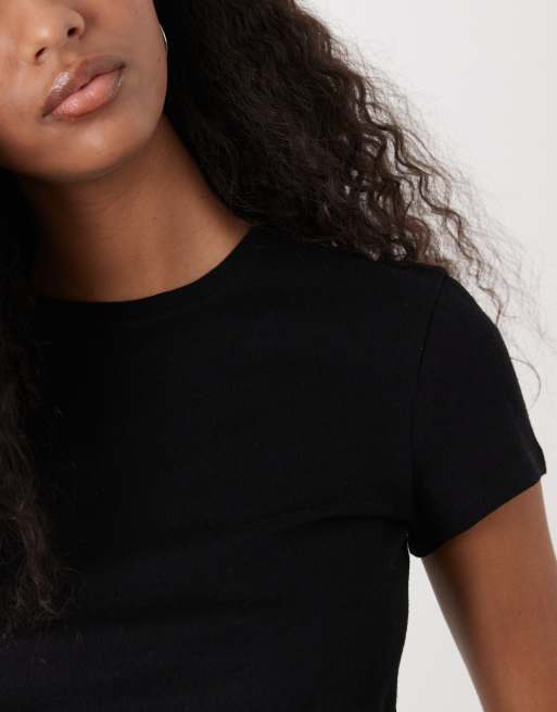 Weekday – Knapp geschnittenes T-Shirt im Stil der 90er in Schwarz, 4 von 4