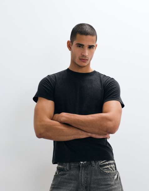 Weekday – Knapp geschnittenes T-Shirt in Vintage-Schwarz - view 1