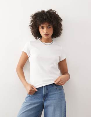 Weekday - Knapp geschnittenes T-Shirt in Weiß