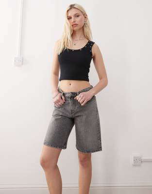 Weekday - Knielange Jeans-Shorts in verwaschenem Dunkelgrau mit niedrigem Bund