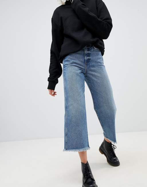 Weekday – Kurz geschnittene, ungesäumte Jeans mit weitem Beinschnitt