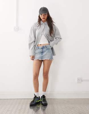 Weekday - Kurzer Jeansrock in hellblauer Waschung