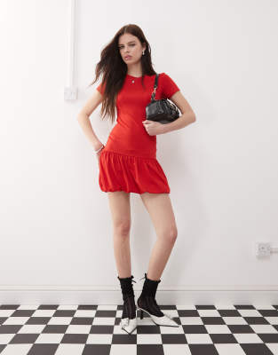 Weekday - Kurzes T-Shirtkleid in Rot mit Ballonsaum