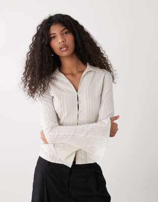 Weekday - Langärmlige Hemdbluse in gestreiftem Beige mit Knopfleiste-Brown