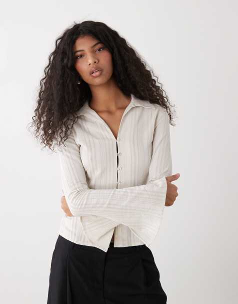 Weekday – Langärmlige Hemdbluse in gestreiftem Beige mit Knopfleiste - view 1