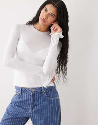 Weekday - Langärmliges, figurbetontes Oberteil in Wollweiß mit Knopfdetails und asymmetrischem Saum