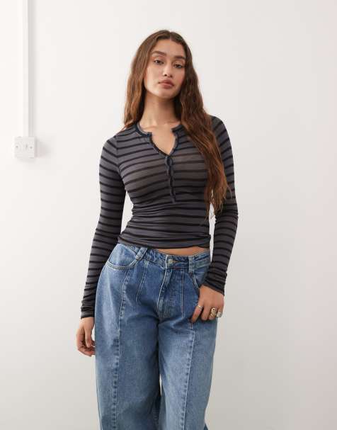 Weekday – Langärmliges, gestreiftes Henley-T-Shirt in Grau und Schwarz - view 1