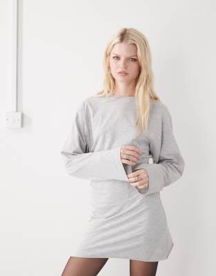 Weekday - Langärmliges Minikleid in Grau meliert mit betonter Taille