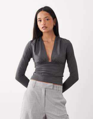 Weekday - Langärmliges Oberteil in Dunkelgrau mit tiefem Ausschnitt, exklusiv bei ASOS