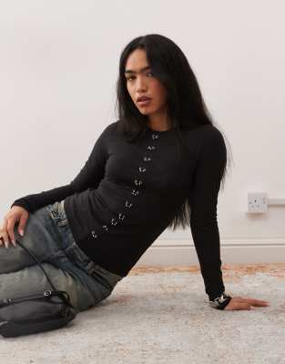 Weekday - Langärmliges Oberteil in Schwarz mit Piercing-Detail