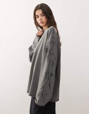 Weekday - Langärmliges Oversize-T-Shirt in gebrochenem Schwarz mit Strassverzierungen an den Ärmeln