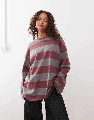 Weekday - Langärmliges Oversize-T-Shirt in Grau und Burgunderrot gestreift, exklusiv bei ASOS