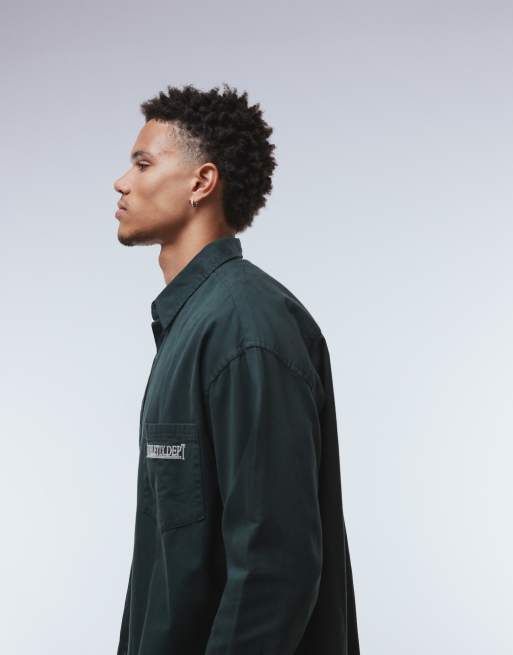 Weekday – Langärmliges Oversized-Fit-Hemd in Dunkelgrün mit Textstickerei, 4 von 5