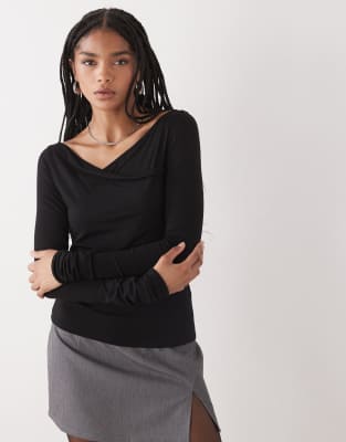Weekday - Langärmliges Slim-Fit-Wickeloberteil in Schwarz
