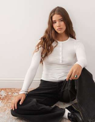 Weekday - Langärmliges T-Shirt in Weiß mit Henley-Ausschnitt